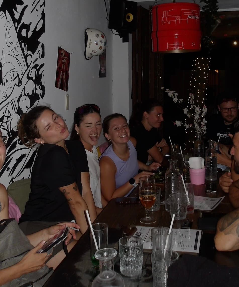Le groupe du club réuni autour d'un verre après une sortie