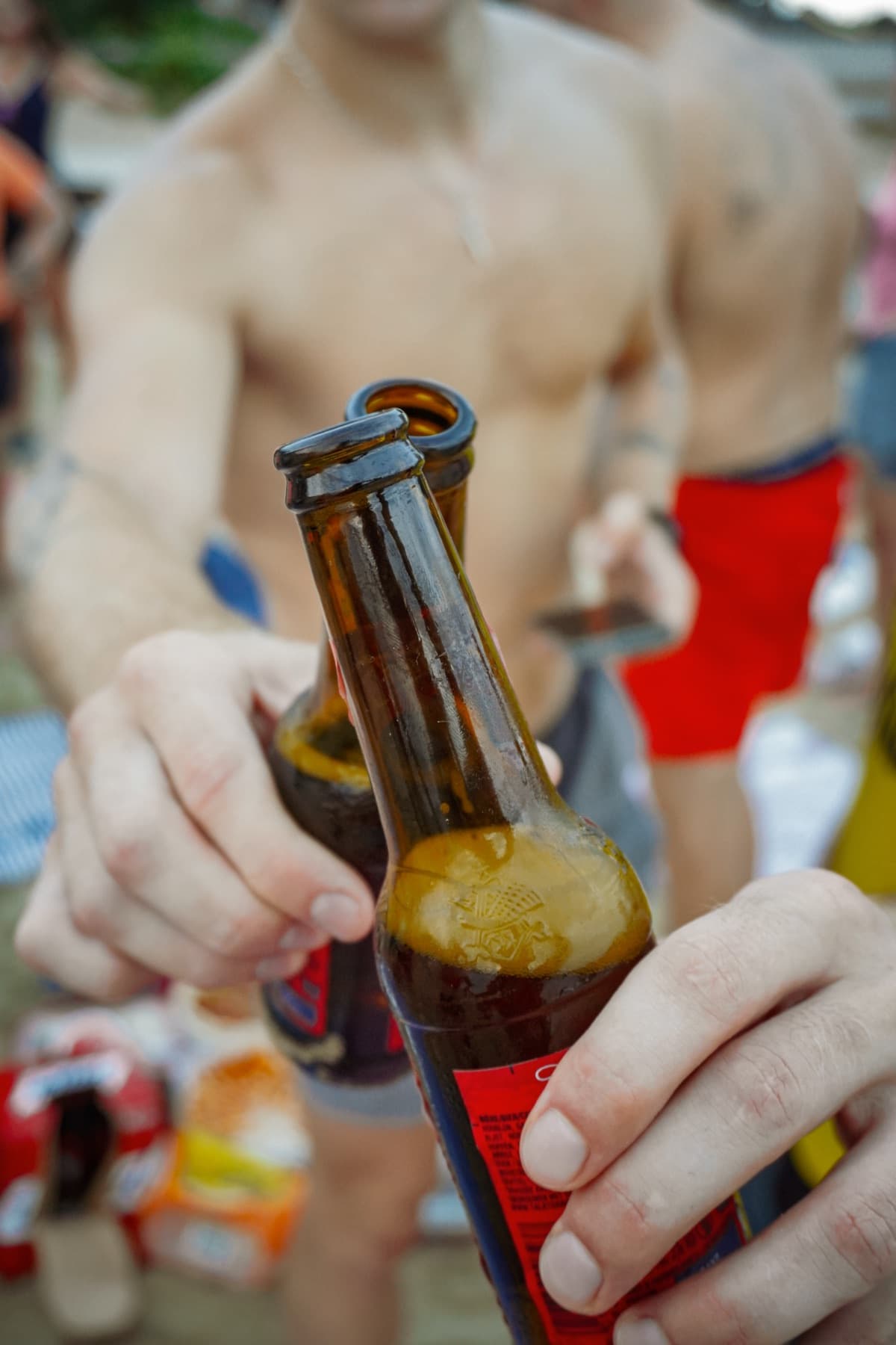 Deux bières qui trinquent après la sortie