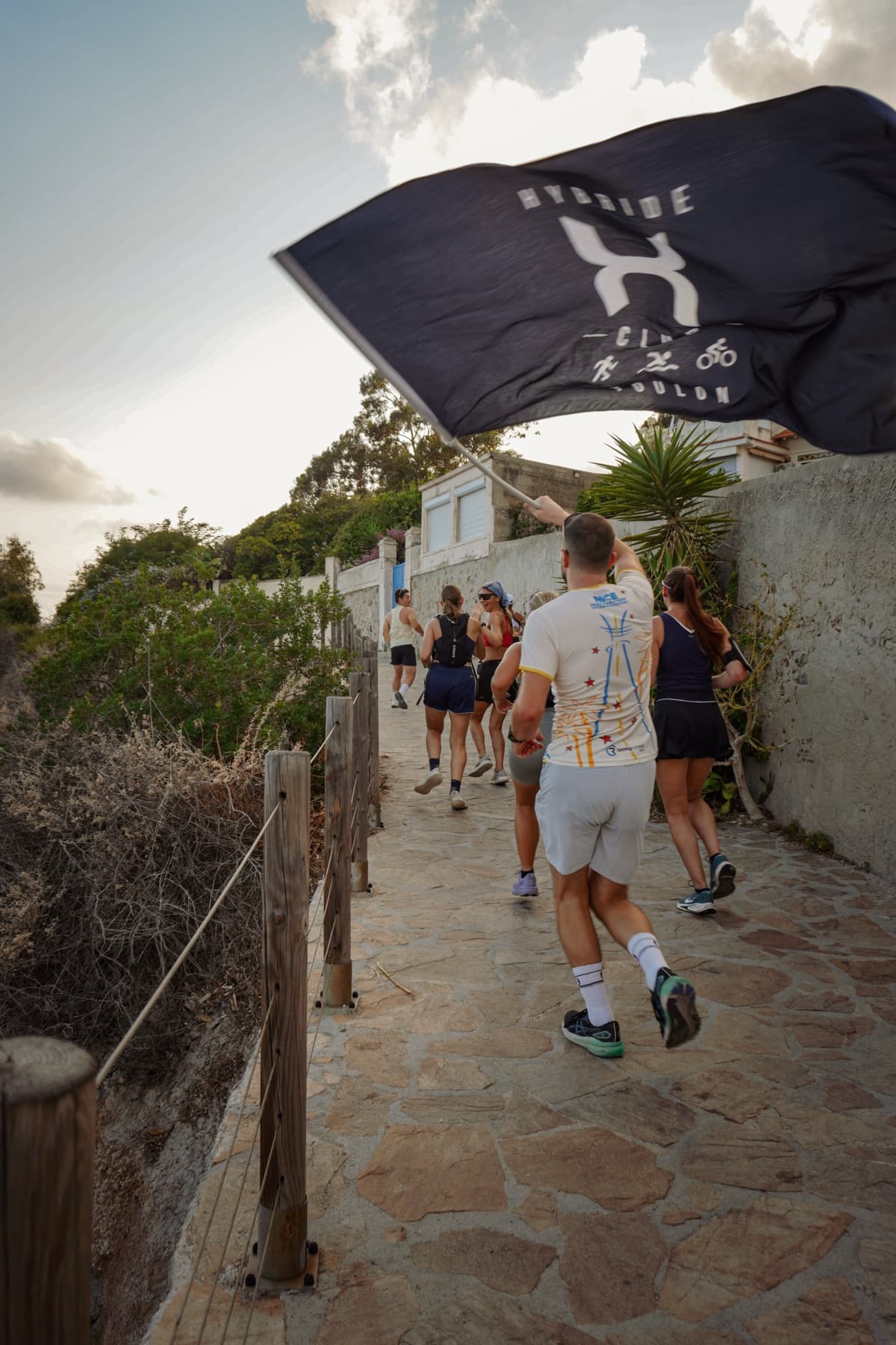 Le porteur du drapeau Hybride en tête du groupe, sur le chemin de la sortie