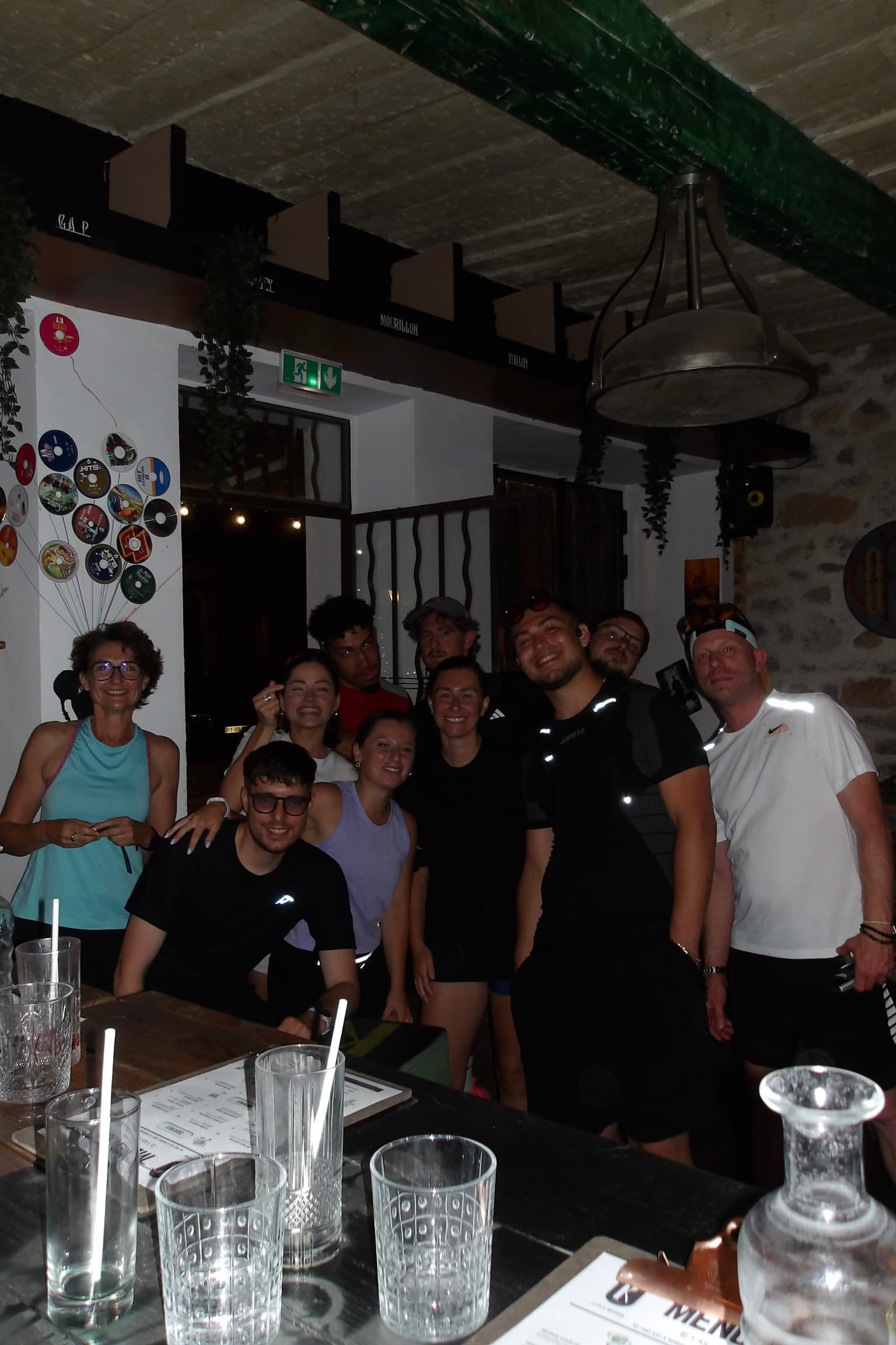 Le groupe réuni autour d'une table, after dans un bar du Mourillon