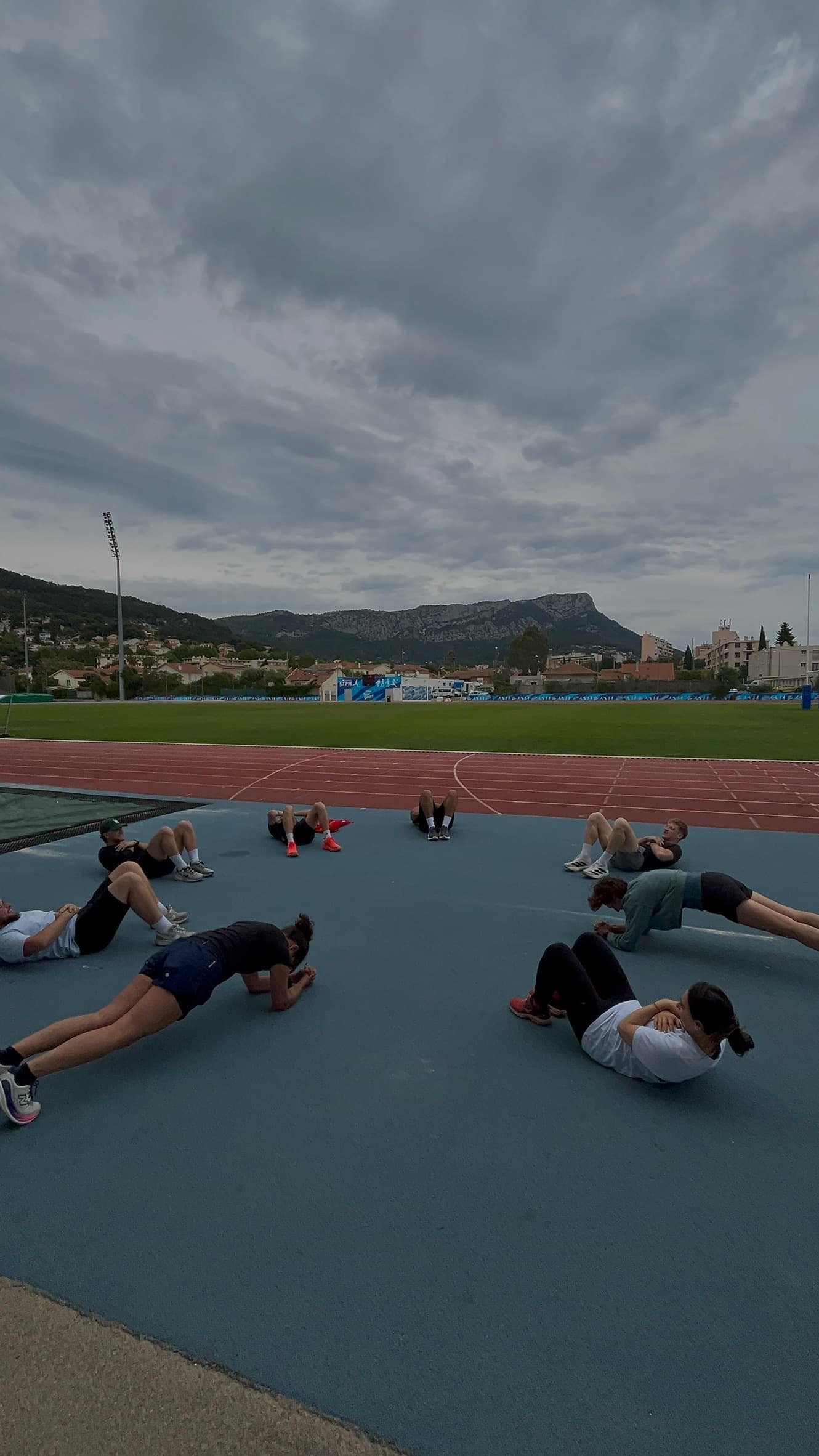 Séance de renforcement abdominaux à deux, sur la piste