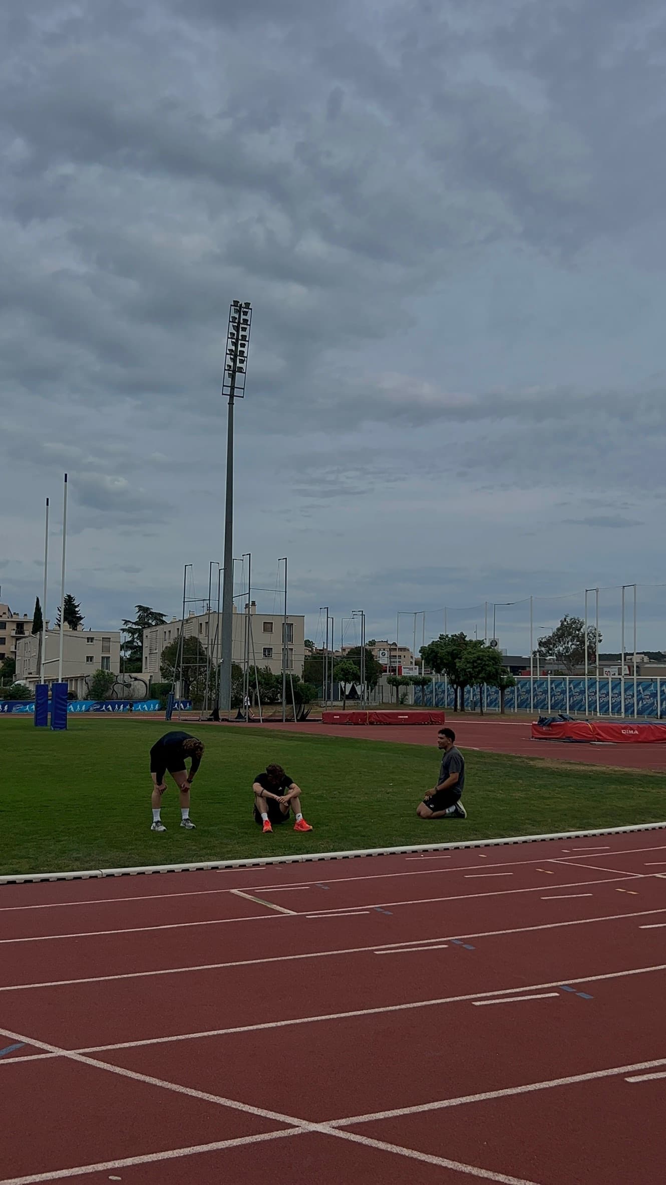 Étirements après la séance, sur la pelouse du stade