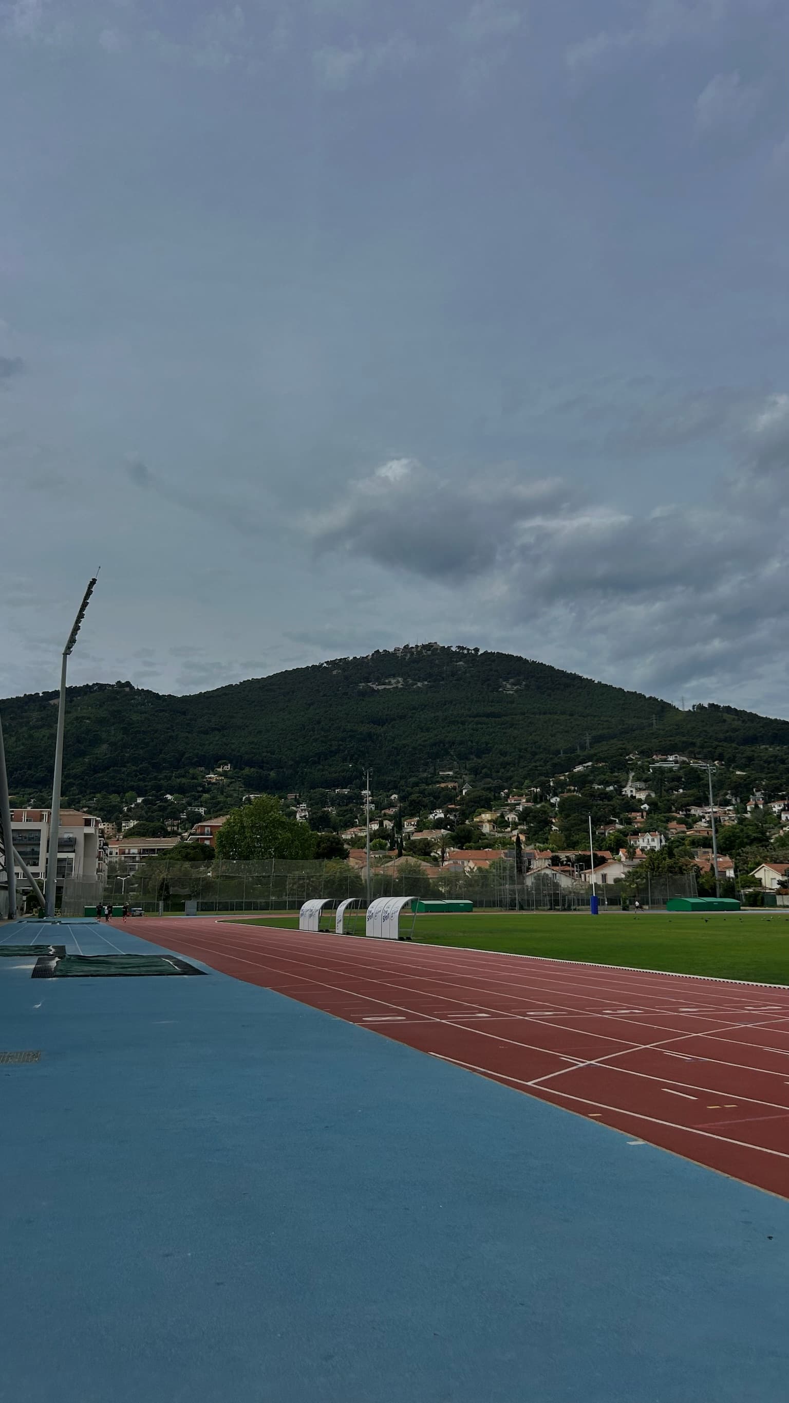 La piste d'athlétisme vide, vue sur les collines environnantes
