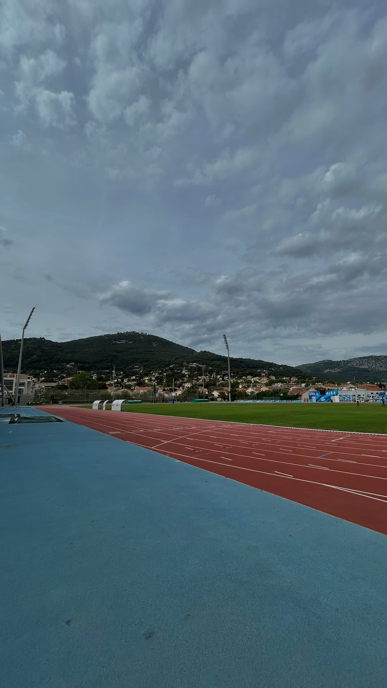 La piste d'athlétisme vue depuis le sol, ciel nuageux