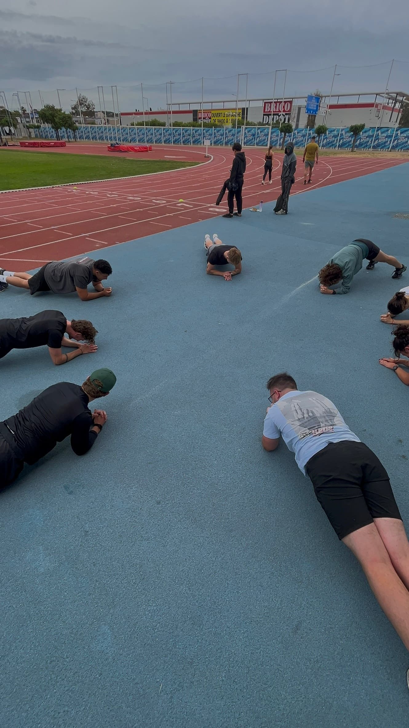 Gainage en planche, tout le groupe